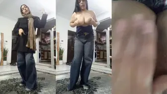 ساغر بتعرض جسمها وبتنيك كسها قدام الكاميرا